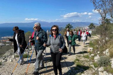 Za sve hodače osigurani su štapovi / Foto TZO KOSTRENA