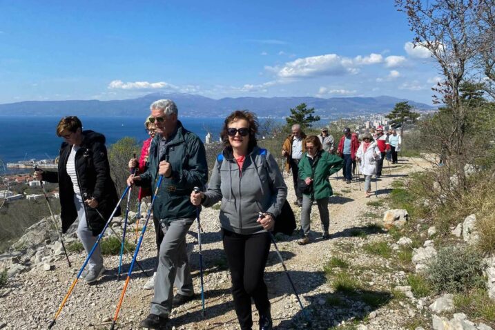 Za sve hodače osigurani su štapovi / Foto TZO KOSTRENA
