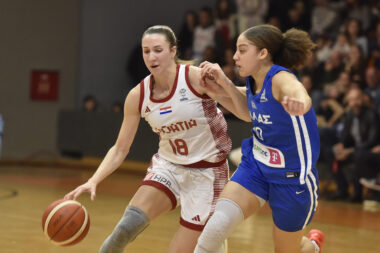 Ivana Dojkić u dvoboju s Elenom Tsineke/Foto PIXSELL