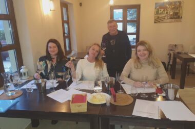 Ocjenjivačka komisija s predsjednikom udruge Željkom Šostarićem Fumićem / Foto: Ružica Vinodola