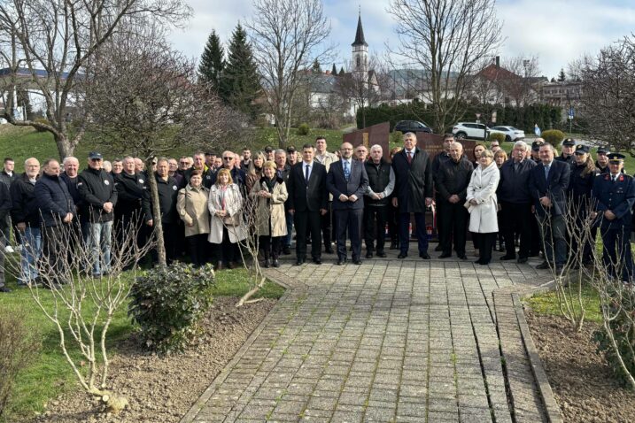 Sudionici polaganja vijenaca na groblju u Vrbovskom / Foto GRAD VRBOVSKO