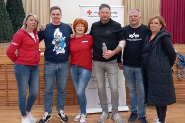 Jelenski darivatelji i aktivisti Crvenog križa