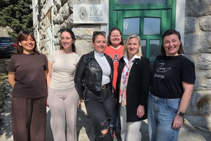 Španjolske studentice predstavnicama Udruge Žmergo / Foto Grad Opatija