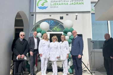 Župnik Ivan Milovčić, direktor ZULJJ-a Sanjin Sirotnjak, stručni tim ljekarne i dožupan Toni Štimac / Foto Relja PAŠKAN