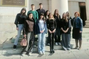 Opatijski gimnazijalci i njihova mentorica, prof. Ana Marković ispred HNB-a