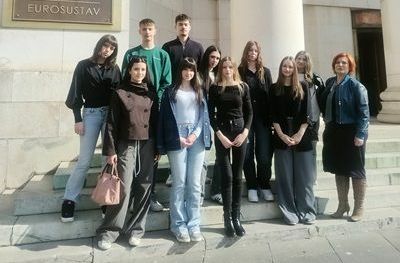Opatijski gimnazijalci i njihova mentorica, prof. Ana Marković ispred HNB-a