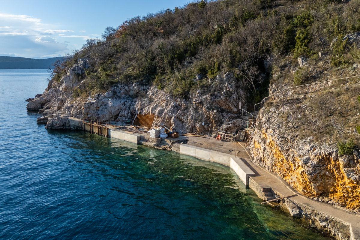 Radovi u vrijednosti 119.670 eura (bez PDV‑a) trenutno se provode na plaži Vodna u Jadranovu / Foto Marino Klement