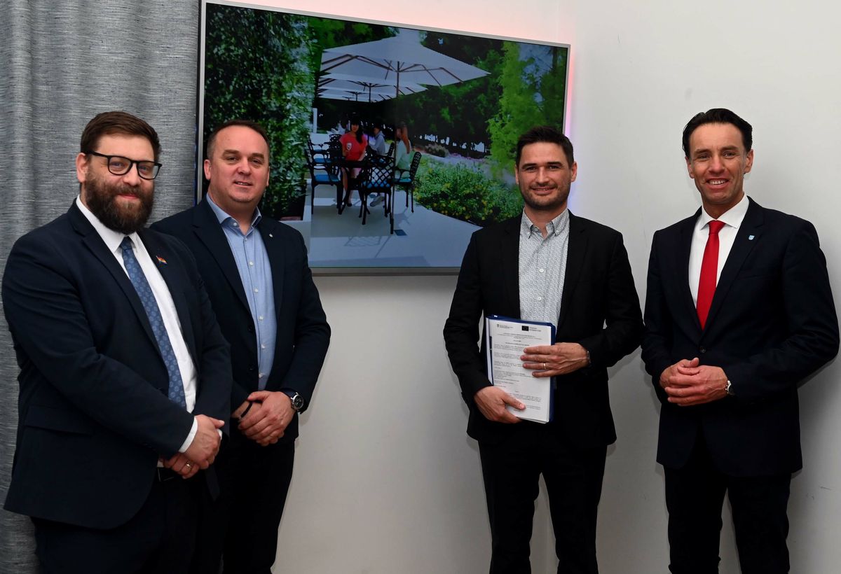 Vedran Vivoda, Ivan Bota, Ivan Bilobrk i Fernando Kirigin nakon svečanog potpisivanja ugovora / Foto Marko Gracin