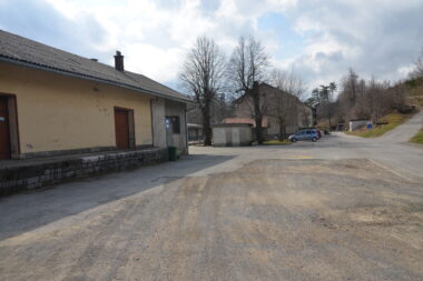 Ispred željeznièke postaje Fužine je autobusna postaja