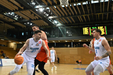 BORBA POD KOŠEM - Patrik Jambrović u dvoboju s Antonijem Vrankovićem/Foto A. KRIŽANEC