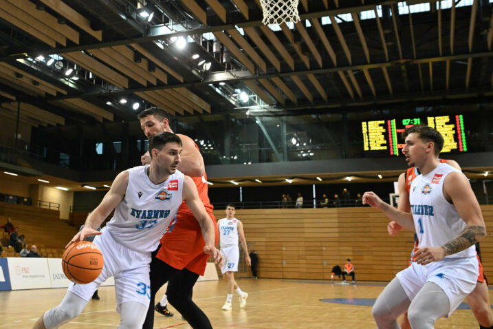 BORBA POD KOŠEM - Patrik Jambrović u dvoboju s Antonijem Vrankovićem/Foto A. KRIŽANEC