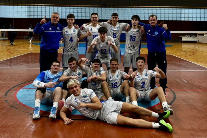 Odbojkaši Rijeke s trenerima/Foto MOK Rijeka