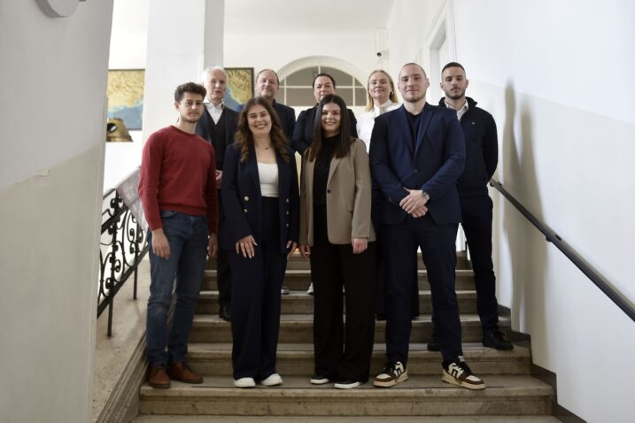 Novopečeni stipendisti s čelnicima Zaklade i Pomorskog fakulteta / Foto Matea Jurčić