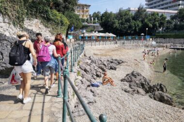 Popularna opatijska plaža Tomaševac / Foto Del Mar