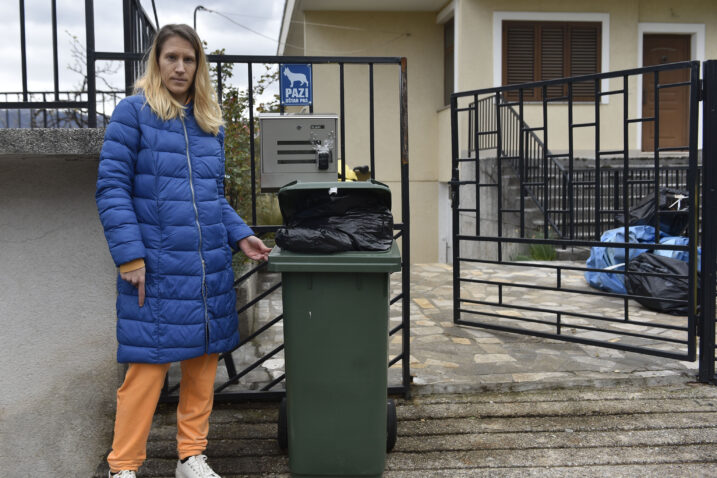 Nezadovoljna postupanjem Čistoće - Anna Maria Fučić Ivanetić sa svojim spremnikom za otpad / Foto Matea Jurčić