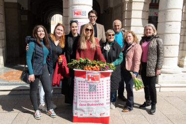 Humanitarna akcija Socijaldemokratskog foruma žena na kraju je održana s improviziranim štandom / Foto N. BLAGOJEVIĆ