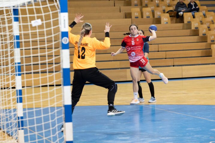 IZVJESTAN ISHOD DVOBOJA - Nika Pleše i vratarka Ema Novosel/Foto A. ILAKOVAC