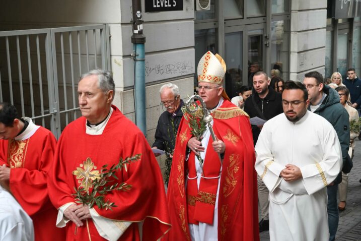 Nadbiskup Mate Uzinić na procesiji u Rijeci / Foto: Nikola Blagojević