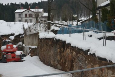Dozvole li to vremenske prilike, stepenice prema delničkoj željezničkoj postaji trebale bi biti uređene ovog proljeća / Foto Marinko Krmpotić