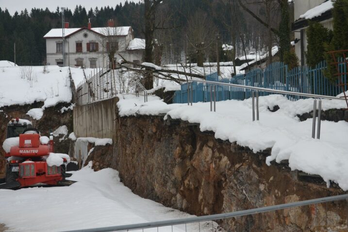 Dozvole li to vremenske prilike, stepenice prema delničkoj željezničkoj postaji trebale bi biti uređene ovog proljeća / Foto Marinko Krmpotić