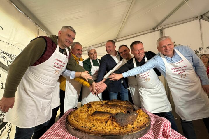 Vazmena štuorija na Uličnicu u Žminju: Istrijanske pinci pod čerepnjon na ugnjišće / Foto Gordana Čalić Šverko