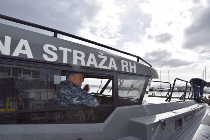 Obalna straža RH provela hitni medicinski prijevoz teže ozlijeđenog muškarca s otoka Visa do Splita / Foto HRM
