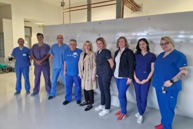 Djelatnici Centra za podvodnu i hiperbaričnu medicinu KBC-a Rijeka predvođeni specijalistom Mariom Franolićem, dr. med, ravnateljica KBC-a Rijeka izv. prof. prim. dr. sc. Alemka Brnčić-Fischer, predstojnica Klinike za tumore KBC-a Rijeka izv. prof. dr. sc. Ivana Mikolašević, pročelnica poliklinike i dnevne bolnice Klinike za tumore KBC-a Rijeka Jasna Marušić, dr. med., specijalizantica internističke onkologije Sara Matulić Čubranić, dr. med. i glavna sestra Klinike za tumore KBC-a Rijeka Blanka Josipović, mag. med. techn.