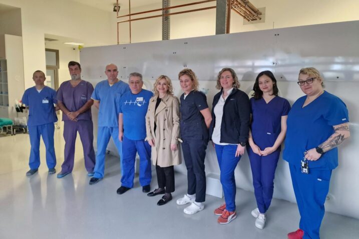 Djelatnici Centra za podvodnu i hiperbaričnu medicinu KBC-a Rijeka predvođeni specijalistom Mariom Franolićem, dr. med, ravnateljica KBC-a Rijeka izv. prof. prim. dr. sc. Alemka Brnčić-Fischer, predstojnica Klinike za tumore KBC-a Rijeka izv. prof. dr. sc. Ivana Mikolašević, pročelnica poliklinike i dnevne bolnice Klinike za tumore KBC-a Rijeka Jasna Marušić, dr. med., specijalizantica internističke onkologije Sara Matulić Čubranić, dr. med. i glavna sestra Klinike za tumore KBC-a Rijeka Blanka Josipović, mag. med. techn.