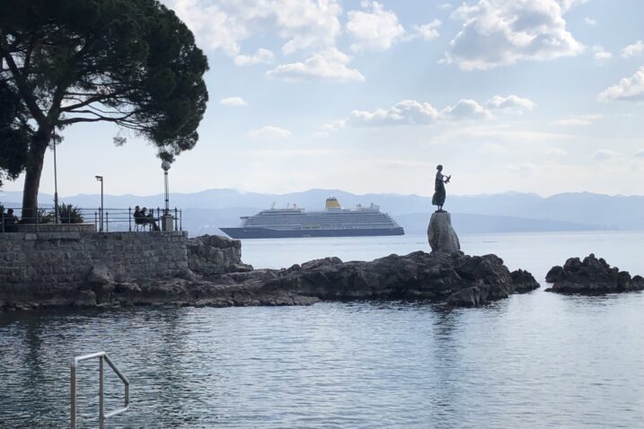 Spirit of Discovery ispred Opatije / Foto Slavka Aničić