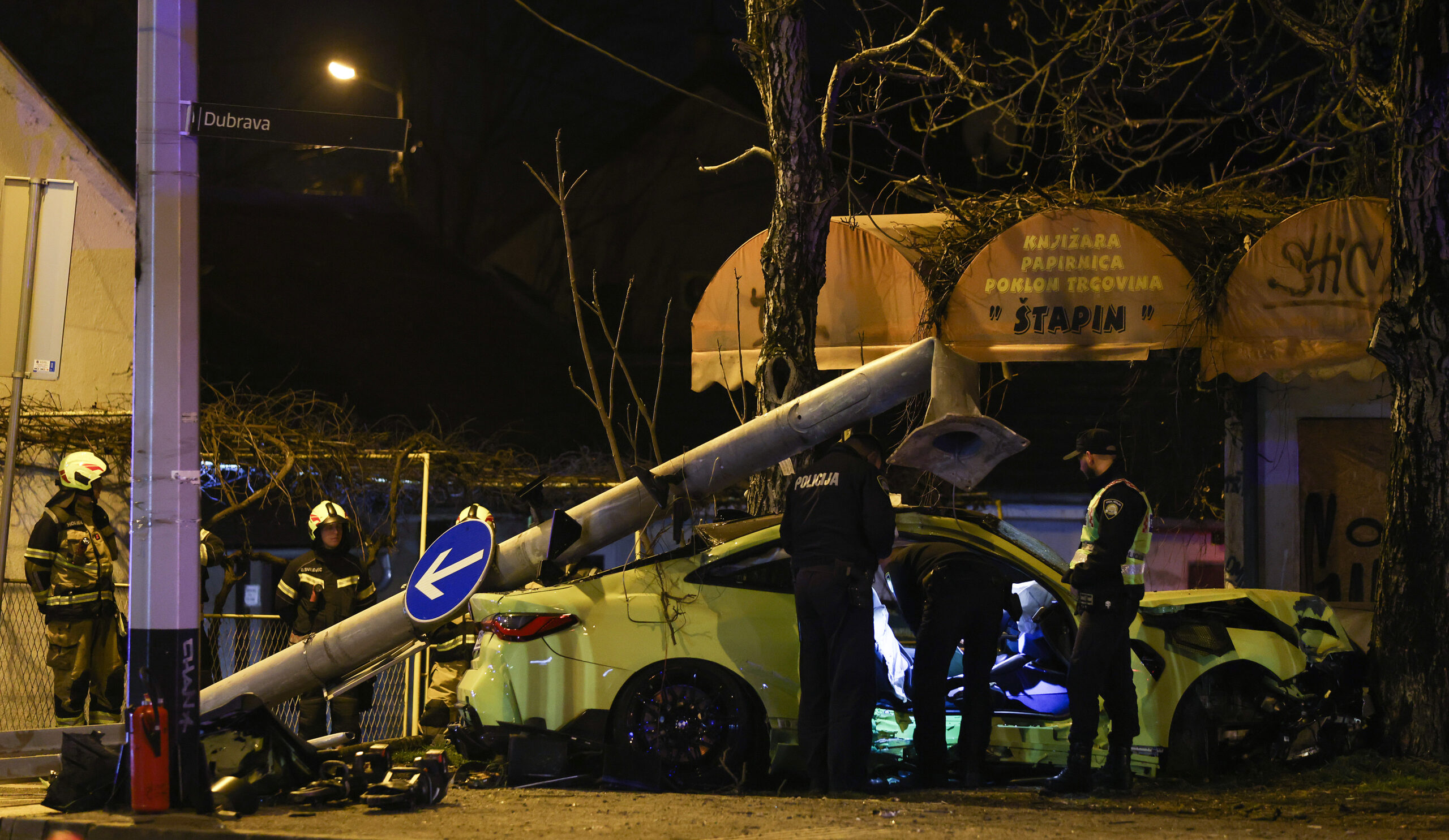 Vozač BMW-a njemačkih registracijskih oznaka izgubio je nadzor nad vozilom i udario u stup semafora koji se od siline udarca srušio; Policijski očevid / Foto: Emica Elvedji/PIXSELL