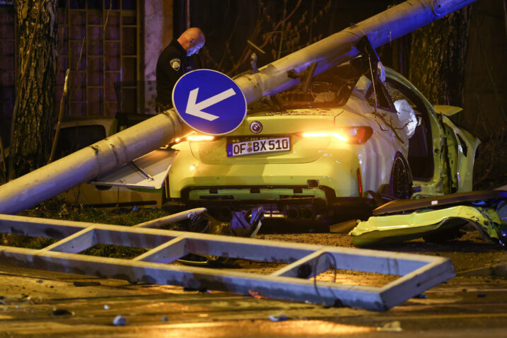 Prizori s mjesta nesreće u zagrebačkoj Dubravi, odvaljeni teški stup signalizacije na kraju pao i zdrobio BMW / Foto: Emica Elvedji/PIXSELL