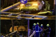 Prizori s mjesta nesreće u zagrebačkoj Dubravi, odvaljeni teški stup signalizacije na kraju pao i zdrobio BMW / Foto: Emica Elvedji/PIXSELL