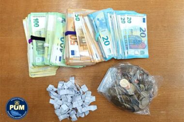 Zaplijenjeni novac i sintentsko smeće za pušenje pronađeni u domu 50-godišnjeg osumnjičenika / Foto: PU međimurska