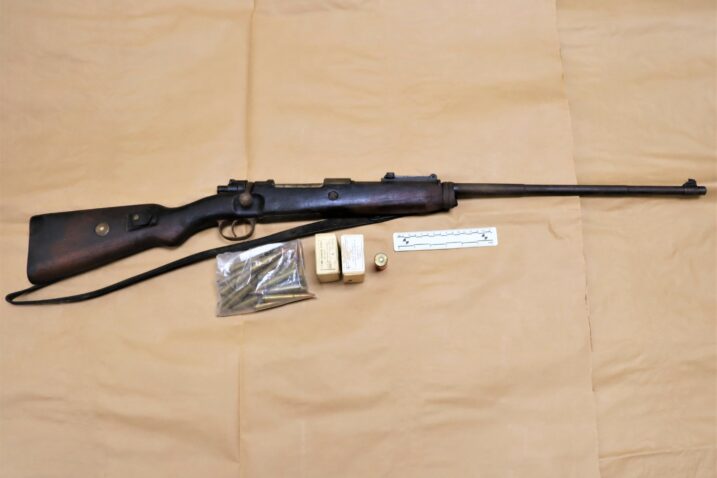 Zaplijenjena vojna puška od 72-godišnjaka / Foto: PU primorsko-goranska