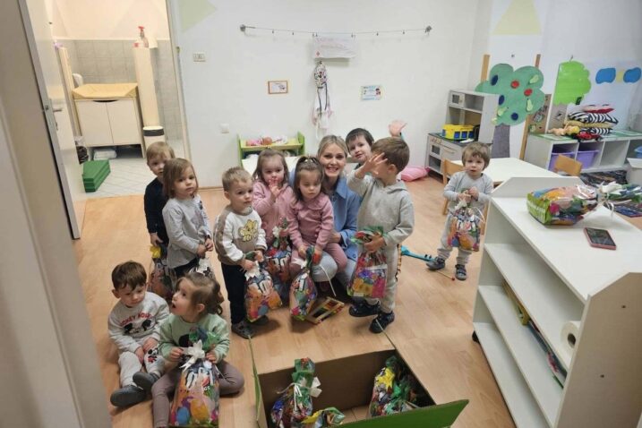 Načelnica Sanja Sušnik s najmlađim Klanjcima