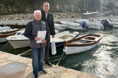 Milenko Brozičević i Mario Kružić uz najljepšu drvenu brodicu za 2026. godinu / Foto ŽLU Crikvenica