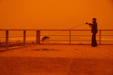 Vjetar donio pijesak iz Sahare te obojio nebo nad Kretom / Reuters