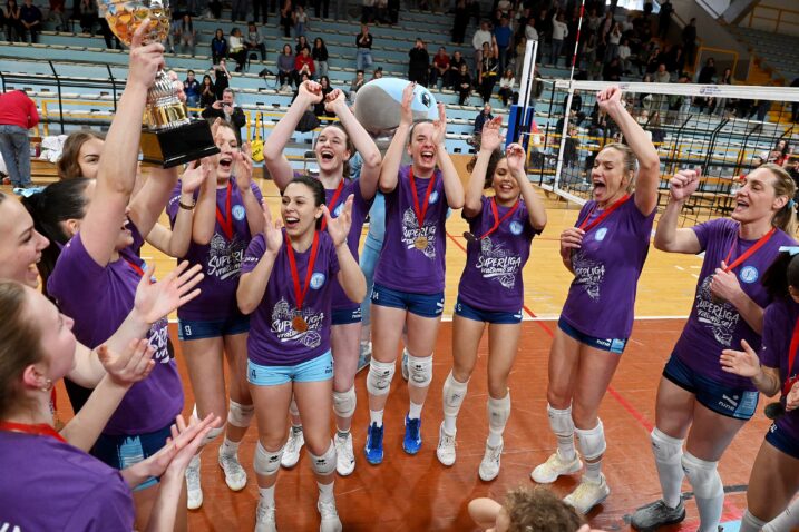 Riječke odbojkašice nakon što su primile pokal za osvajanje prvoligaške titule/M. GRACIN