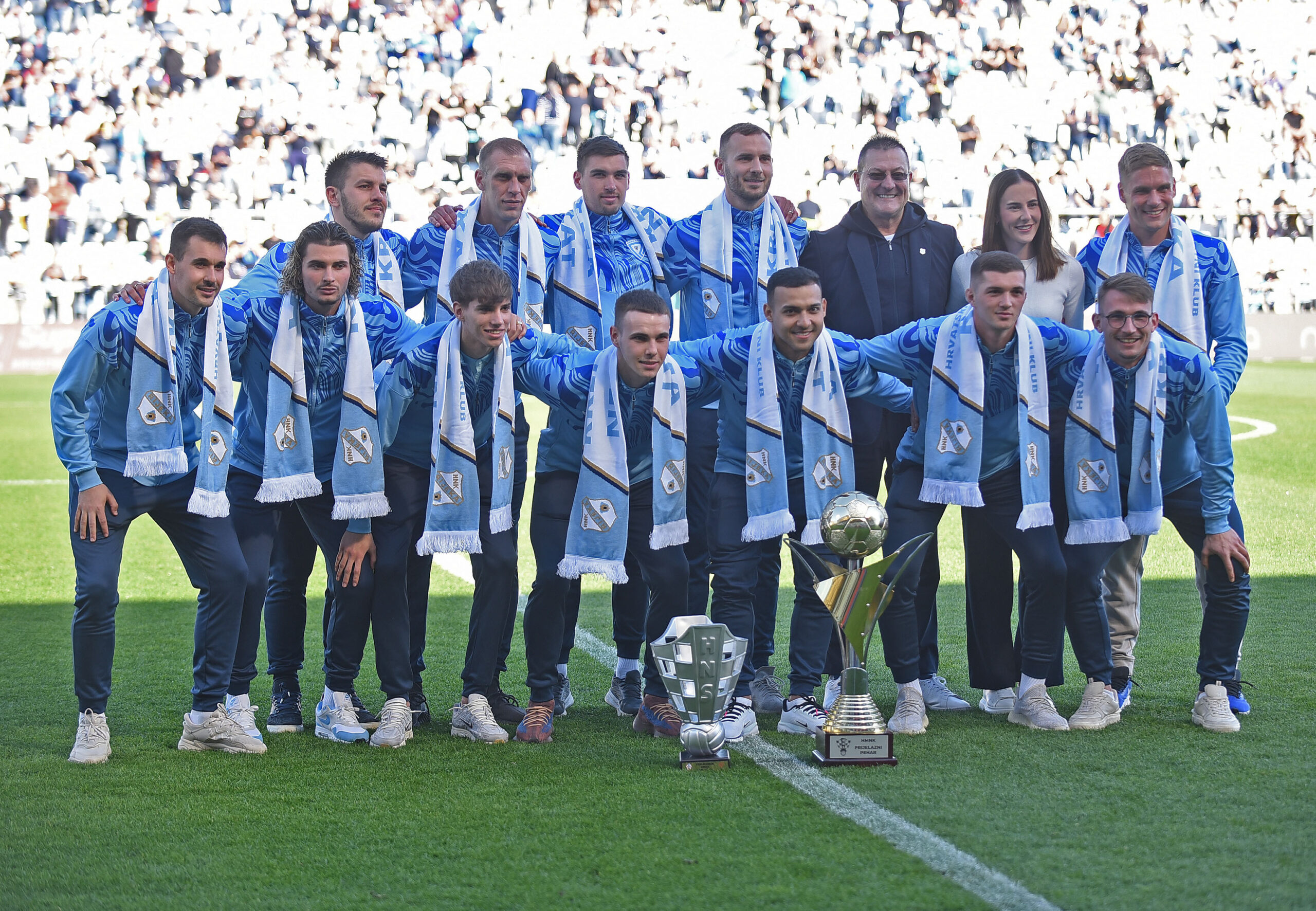 Futsalska momčad Rijeke s predsjednikom Damirom Miškovićem i kćerkom Annom/Foto D. MICULINIĆ