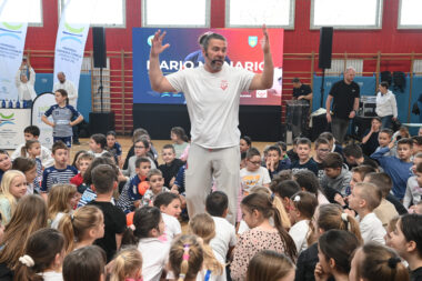 Mario Mlinarić s viškovskim mališanima / Foto Nikola BLAGOJEVIĆ