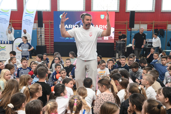 Mario Mlinarić s viškovskim mališanima / Foto Nikola BLAGOJEVIĆ