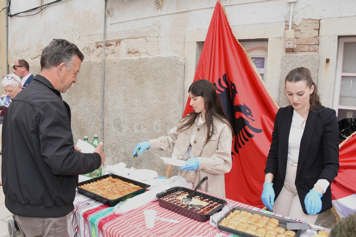 Baklave i tri-leće brzo su nestale