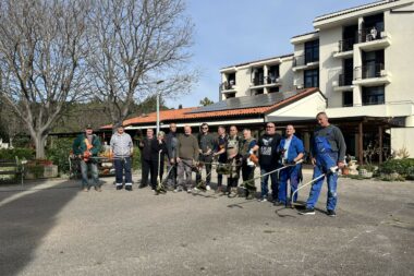 Vrijedni članovi braniteljskih udruga ispred doma Mali Kartec / Foto RELJA PAšKVAN