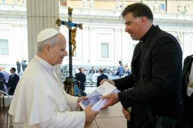 Papa Lav XIV. prima monografiju "Katedrala sv. Vida u Rijeci" od Marija Tomljanovića / Foto Riječka nadbiskupija