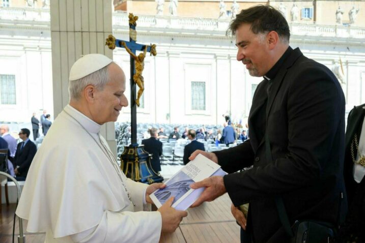 Papa Lav XIV. prima monografiju "Katedrala sv. Vida u Rijeci" od Marija Tomljanovića / Foto Riječka nadbiskupija