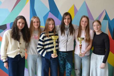 Delničke kros majstorice dvostruke su prvakinje županije - Elin Briški, Rita Rudolf, Nika Rački, prof. Linda Malnar, Ivona Cuculić i Nikolina Živanović / Foto: M. KRMPOTIĆ