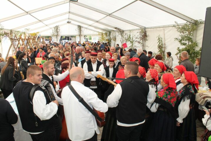 Može i izvan folklornih društava - Folklor Like / Foto H. Jurković