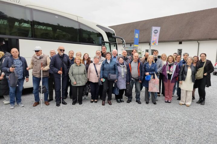 Riječka delegacija u kojoj su bili i članovi Udruge slijepih ispred Tehničkog muzeja Slovenije / Foto Vladimir Mrvoš
