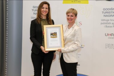 Ivana Kovačić prima nagradu / Foto TZ Krk