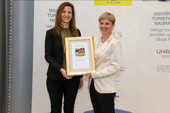 Ivana Kovačić prima nagradu / Foto TZ Krk